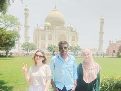 tour guide with Taj Mahal sunrise tour